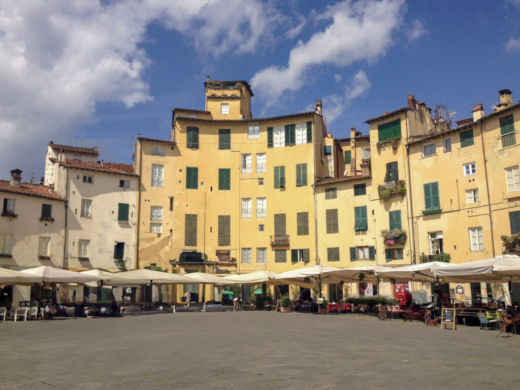 Piazza dell Anfiteatro, praça circular rodeada de construções de 3 ou 4 andares
